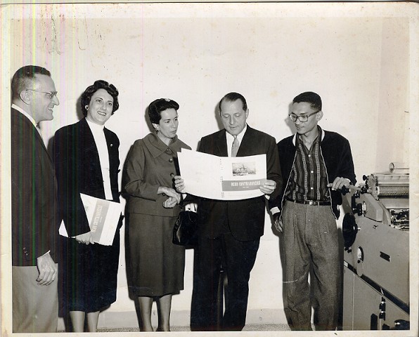 Foto de Kurt Pahlen visita la BNJM, 12 de marzo de 1960. De izquierda a derecha: Argeliers León, Maruja Iglesias, señora de Pahlen, Kurt Pahlen y especialista del departamento de Música de la BNJM. Colección de fotografías BNJM. 